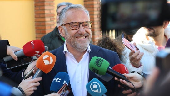 El candidato de Vox a la Presidencia de Castilla y Le&oacute;n, Carlos Poll&aacute;n, ofrece declaraciones a los medios tras ejercer su derecho al voto, a 15 de marzo de 2026, en Carbajal de la Legua, Sariegos, Le&oacute;n, Castilla Le&oacute;n (Espa&ntilde;a). Los castellanoleoneses est&aacute;n llamados hoy a las urnas para elegir a los 82 procuradores que compondr&aacute;n el parlamento auton&oacute;mico. 15 MARZO 2026;ELECCIONES AUTON&Oacute;MICAS Fernando Otero / Europa Press 15/03/2026