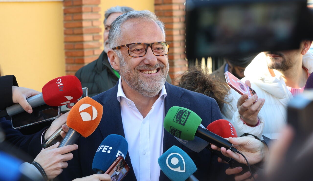 Carlos Poll&aacute;n ejerce su derecho al voto en Carbajal de la Legua (Le&oacute;n)