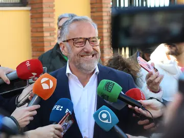 Carlos Pollán ejerce su derecho al voto en Carbajal de la Legua (León) Carlos Pollán ejerce su derecho al voto en Carbajal de la Legua (León)