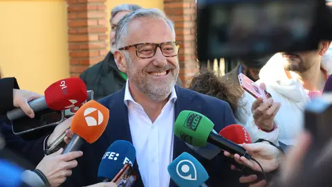 Carlos Pollán ejerce su derecho al voto en Carbajal de la Legua (León) El candidato de Vox a la Presidencia de Castilla y León, Carlos Pollán, ofrece declaraciones a los medios tras ejercer su derecho al voto, a 15 de marzo de 2026, en Carbajal de la Legua, Sariegos, León, Castilla León (España). Los castellanoleoneses están llamados hoy a las urnas para elegir a los 82 procuradores que compondrán el parlamento autonómico. 15 MARZO 2026;ELECCIONES AUTONÓMICAS Fernando Otero / Europa Press 15/03/2026