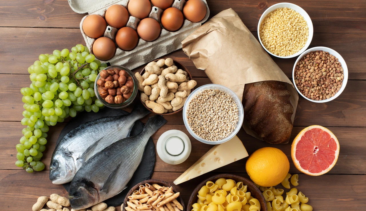 Mesa con varios alimentos
