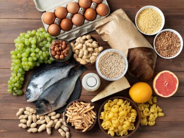 Mesa con varios alimentos