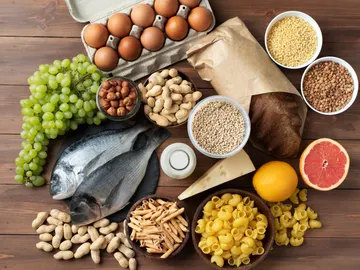 Mesa con varios alimentos Mesa con varios alimentos