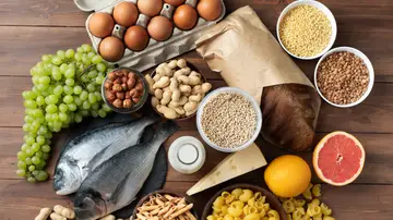 Mesa con varios alimentos Mesa con varios alimentos