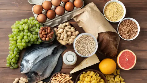 Mesa con varios alimentos Mesa con varios alimentos