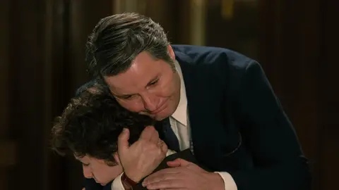 ¡Un mal de amores! Paula sufre por Tasio y Manuela la consuela en su momento más difícil ¡Un mal de amores! Paula sufre por Tasio y Manuela la consuela en su momento más difícil