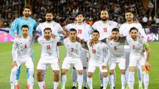 Los jugadores de la selecci&oacute;n de Ir&aacute;n de F&uacute;tbol, antes de un partido ante Emiratos &Aacute;rabes Unidos