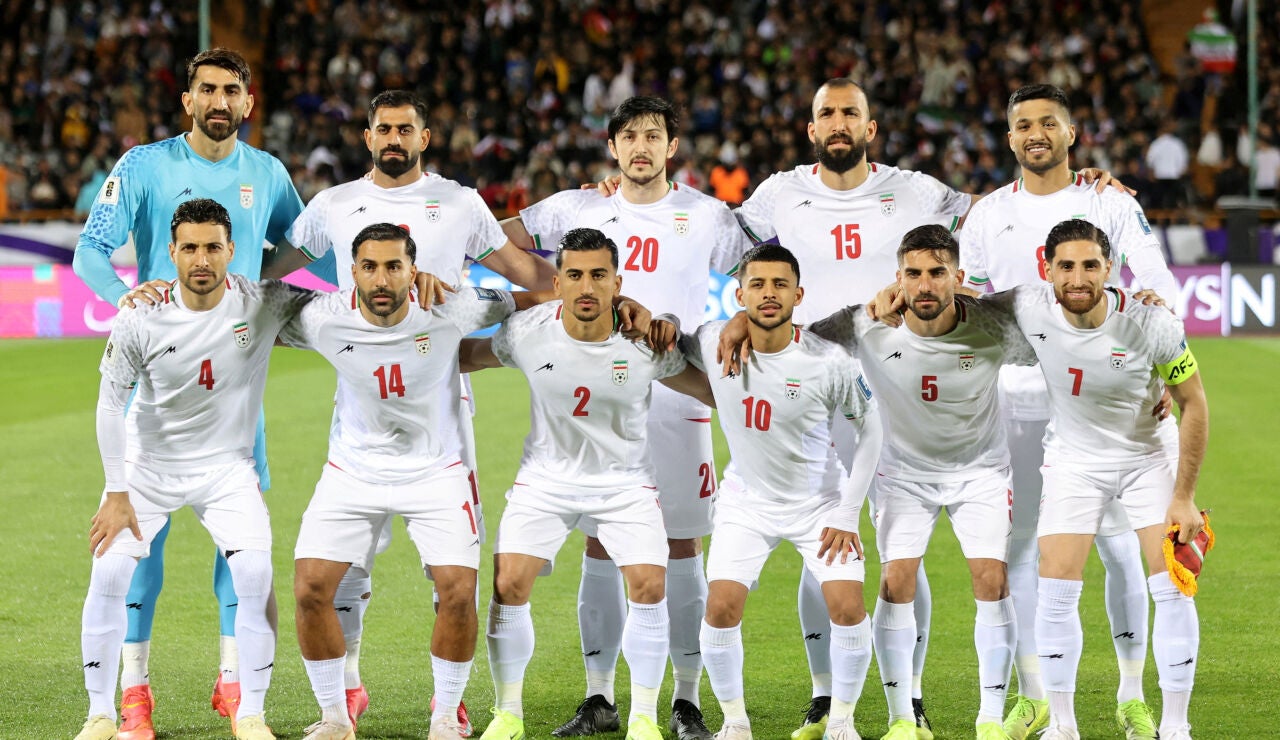 Los jugadores de la selecci&oacute;n de Ir&aacute;n de F&uacute;tbol, antes de un partido ante Emiratos &Aacute;rabes Unidos