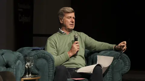 Cayetano Martínez de Irujo en un evento presentando su libro Cayetano Martínez de Irujo en un evento presentando su libro