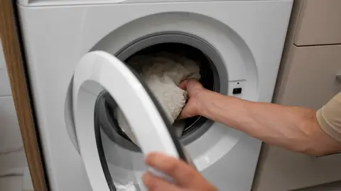 Poniendo ropa en la lavadora Poniendo ropa en la lavadora