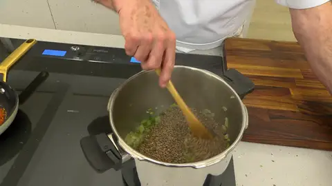 Incorpora las lentejas a la olla rápida Incorpora las lentejas a la olla rápida