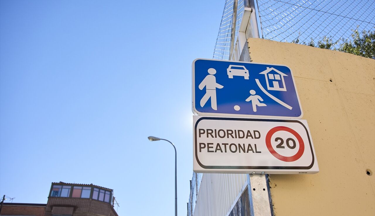 Se&ntilde;al de tr&aacute;fico que indica la proximidad de un colegio