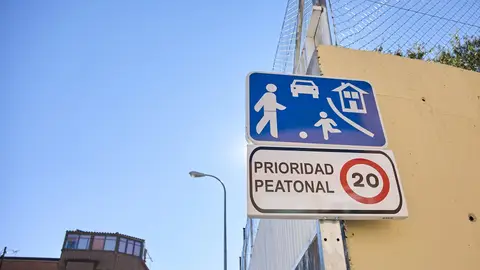 Señal de tráfico que indica la proximidad de un colegio Señal de tráfico que indica la proximidad de un colegio