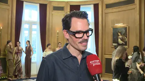 Juan Avellaneda hablando con la prensa Juan Avellaneda hablando con la prensa