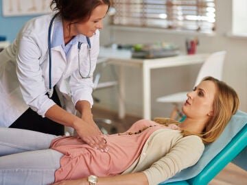 Mujer en la consulta de la ginec&oacute;loga