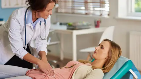 Mujer en la consulta de la ginecóloga Mujer en la consulta de la ginecóloga