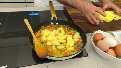 Pela las patatas, córtalas en lascas gorditas y agrégalas a la sartén