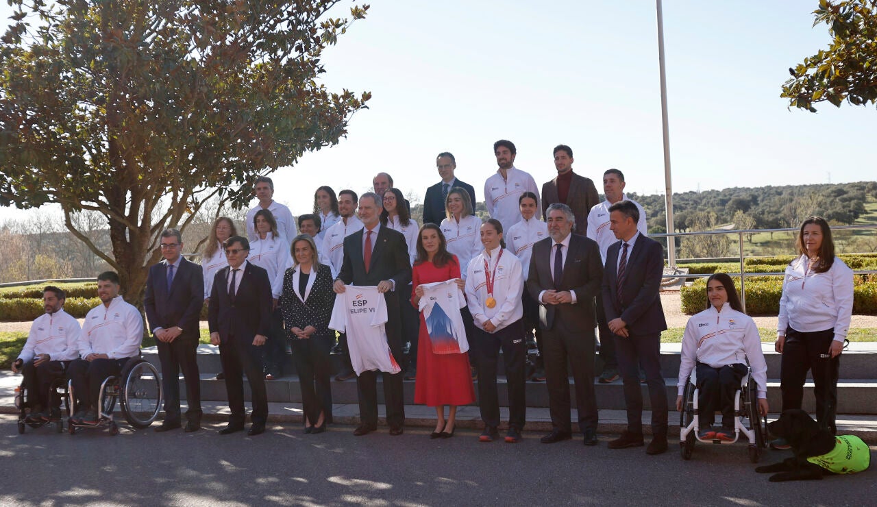 Los Reyes junto al equipo paral&iacute;mpico en La Zarzuela