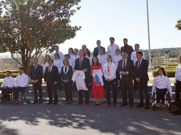 Los Reyes junto al equipo paral&iacute;mpico en La Zarzuela