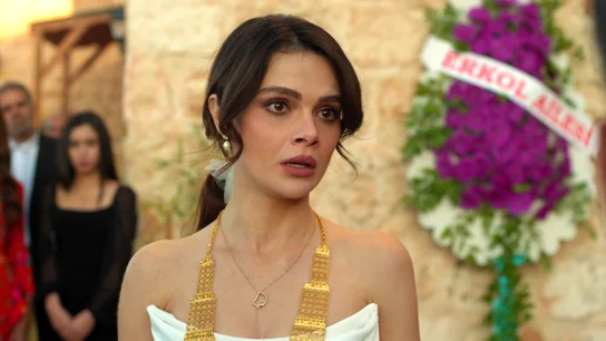 “Quiero un heredero varón”: el humillante discurso de Sadakat en la boda de Cihan y Alya “Quiero un heredero varón”: el humillante discurso de Sadakat en la boda de Cihan y Alya