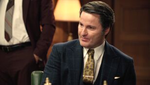 Gabriel chantajea a Pablo: si no quiere que su mujer descubra que tiene una aventura con Marisol, debe apoyar su idea de despedir a Tasio 