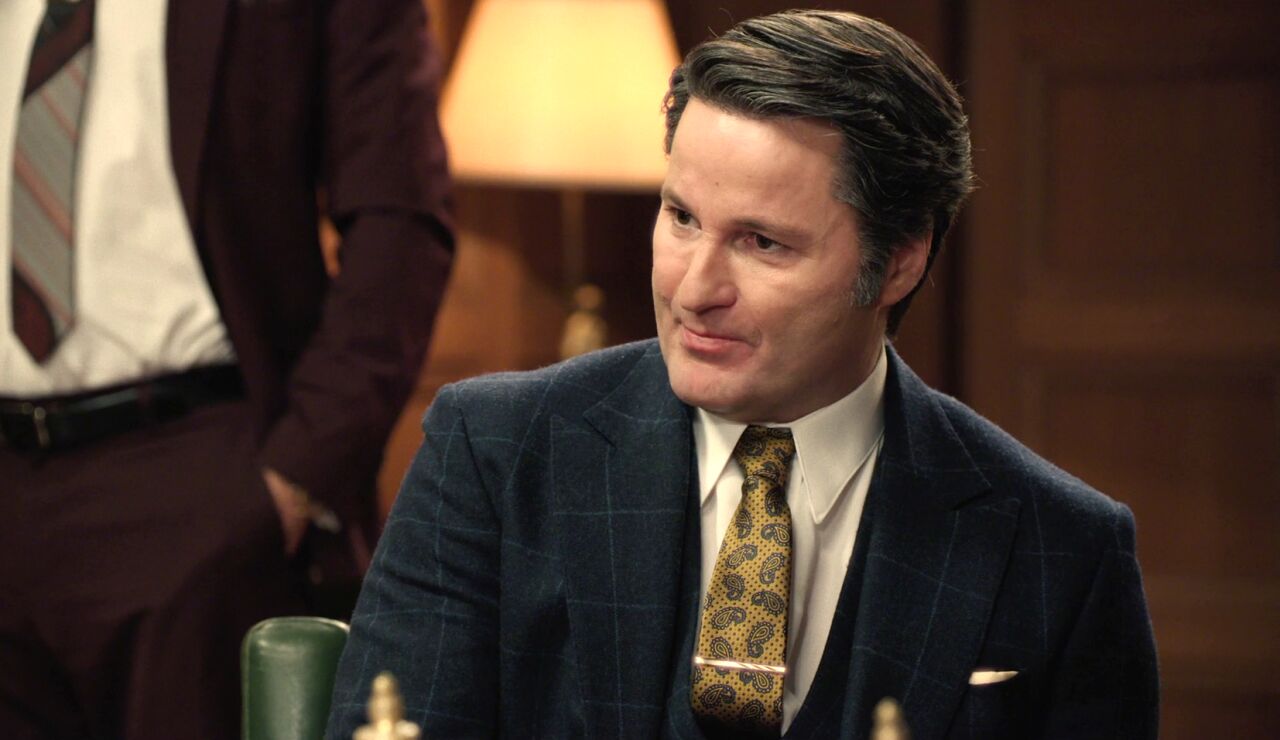 Gabriel chantajea a Pablo: si no quiere que su mujer descubra que tiene una aventura con Marisol, debe apoyar su idea de despedir a Tasio 