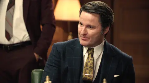 Gabriel chantajea a Pablo: si no quiere que su mujer descubra que tiene una aventura con Marisol, debe apoyar su idea de despedir a Tasio Gabriel chantajea a Pablo: si no quiere que su mujer descubra que tiene una aventura con Marisol, debe apoyar su idea de despedir a Tasio