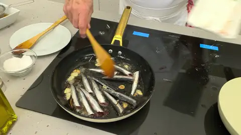 Cuando las láminas de ajo empiecen a tomar color, incorpora las anchoas Cuando las láminas de ajo empiecen a tomar color, incorpora las anchoas