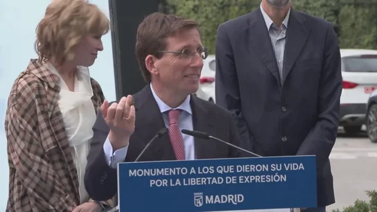 El inesperado 'ataque aéreo' de una paloma a Almeida: "Ha aterrizado sobre el corte de pelo que me hice ayer" El inesperado 'ataque aéreo' de una paloma a Almeida: "Ha aterrizado sobre el corte de pelo que me hice ayer"