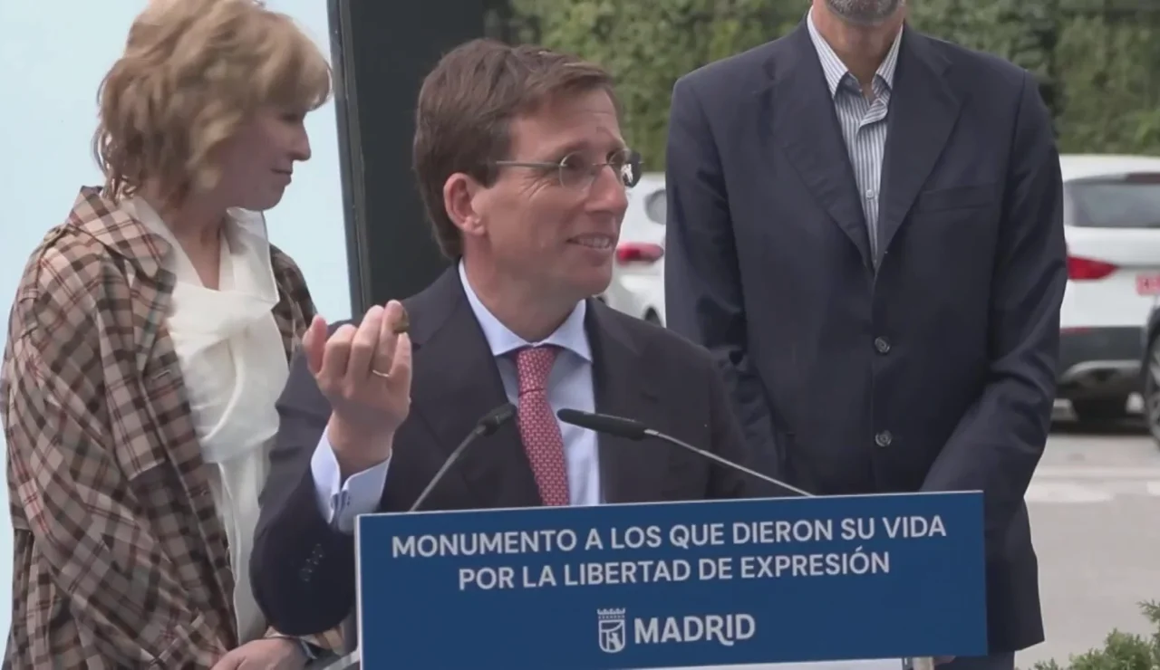 El inesperado 'ataque aéreo' de una paloma a Almeida: "Ha aterrizado sobre el corte de pelo que me hice ayer"