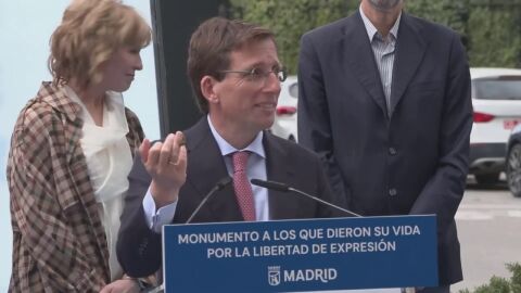 El inesperado 'ataque a&eacute;reo' de una paloma a Almeida: "Ha aterrizado sobre el corte de pelo que me hice ayer"