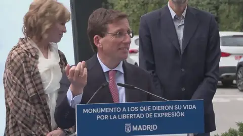 El inesperado 'ataque aéreo' de una paloma a Almeida: "Ha aterrizado sobre el corte de pelo que me hice ayer" El inesperado 'ataque aéreo' de una paloma a Almeida: "Ha aterrizado sobre el corte de pelo que me hice ayer"