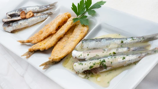 Anchoas tres gustos, de Karlos Arguiñano: en salsa verde, rebozadas y fritas Anchoas tres gustos, de Karlos Arguiñano: en salsa verde, rebozadas y fritas