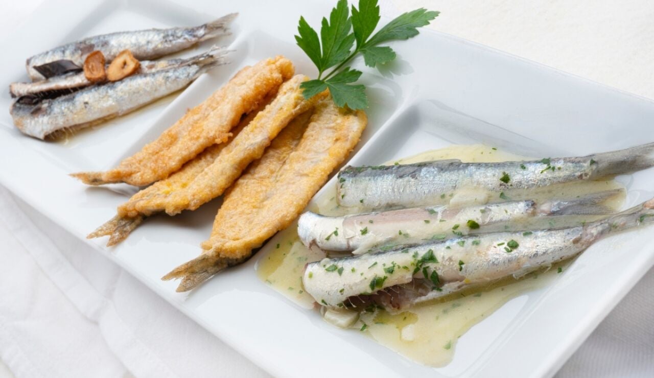 Anchoas tres gustos, de Karlos Argui&ntilde;ano: en salsa verde, rebozadas y fritas