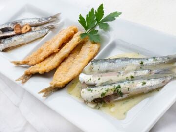 Anchoas tres gustos, de Karlos Argui&ntilde;ano: en salsa verde, rebozadas y fritas