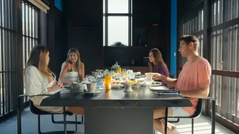 Un desayuno lleno de pullas, clases de kárate y sobrevivir al pádel surf en el séptimo programa de El capitán en Japón Un desayuno lleno de pullas, clases de kárate y sobrevivir al pádel surf en el séptimo programa de El capitán en Japón