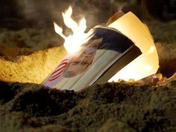 Un grupo de iran&iacute;es en Barcelona celebra la muerte de Al&iacute; Lariyani