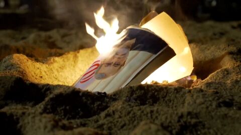 Un grupo de iran&iacute;es en Barcelona celebra la muerte de Al&iacute; Lariyani