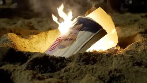 Un grupo de iraníes en Barcelona celebra la muerte de Alí Lariyani Un grupo de iraníes en Barcelona celebra la muerte de Alí Lariyani