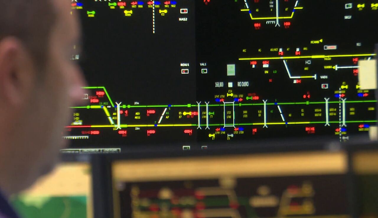 Un operario de mantenimiento corta por error un cable de fibra &oacute;ptica 