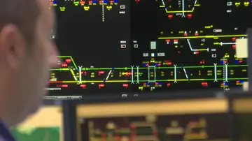 Un operario de mantenimiento corta por error un cable de fibra óptica Un operario de mantenimiento corta por error un cable de fibra óptica