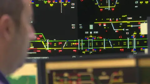 Un operario de mantenimiento corta por error un cable de fibra óptica Antena 3 Noticias