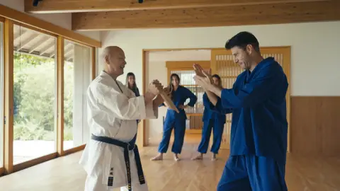 Joaquín se rebela contra su familia en la clase de kárate Joaquín se rebela contra su familia en la clase de kárate