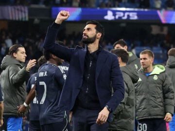 &Aacute;lvaro Arbeloa celebra la clasificaci&oacute;n en el Etihad Stadium