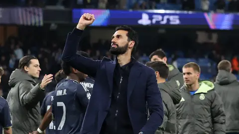 Álvaro Arbeloa celebra la clasificación en el Etihad Stadium Álvaro Arbeloa celebra la clasificación en el Etihad Stadium