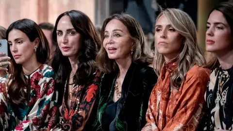 Isabel Preysler, en el desfile de Johanna Ortiz Isabel Preysler, en el desfile de Johanna Ortiz