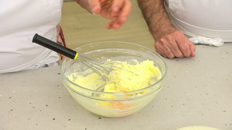 Agrega los huevos y remueve bien