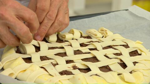 Desenrosca y coloca las tiras encima de la crema formando una rejilla