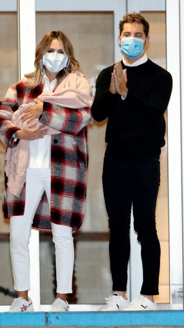 David Bisbal y Rosanna Zanetti con su hija recién nacida