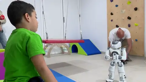 Juani, la robot humanoide que hace de terapeuta en Gran Canaria Juani, la robot humanoide que hace de terapeuta para niños con necesidades especiales en Gran Canaria